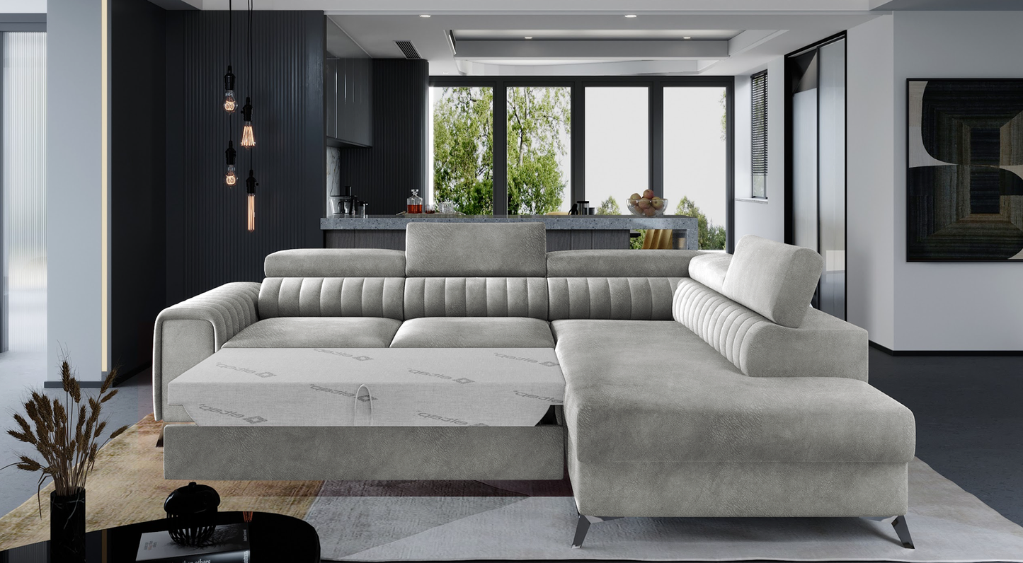 Narożnik Laurence w tkaninie Dora 90 jasnoszary, układ prawy, rozłożony z funkcją spania zapewniającą komfortowy wypoczynek.