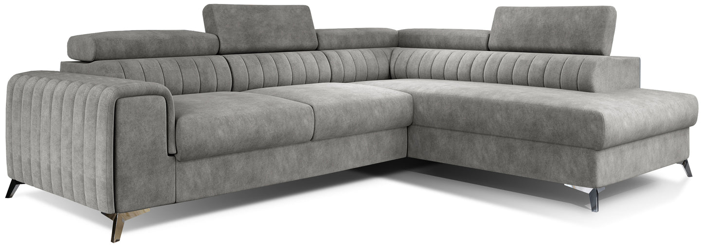 Narożnik Laurence w układzie prawym, tapicerowany tkaniną Dora 90 jasnoszary, z regulowanymi zagłówkami i smukłymi metalowymi nogami.