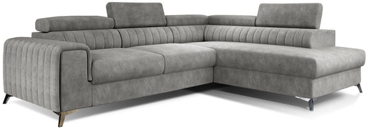 Narożnik Laurence w układzie prawym, tapicerowany tkaniną Dora 90 jasnoszary, z regulowanymi zagłówkami i smukłymi metalowymi nogami.