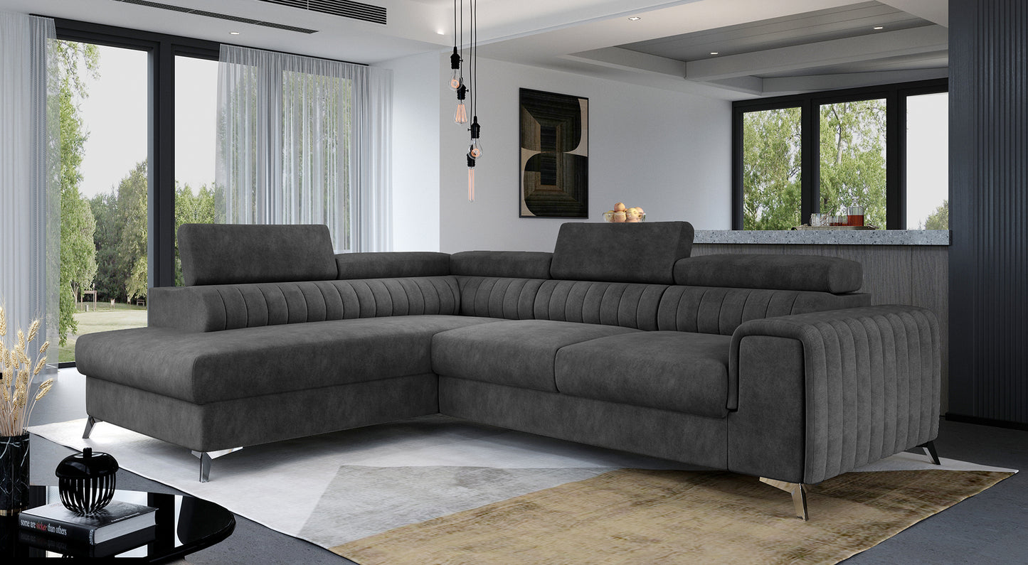 Narożnik Laurence w kolorze Dora 96 czarny, układ lewy, ustawiony w przestronnym salonie z nowoczesnym wystrojem i dużymi oknami.