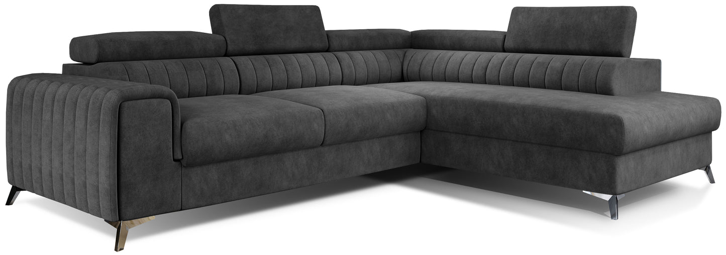 Narożnik Laurence w układzie prawym, tapicerowany tkaniną Dora 96 czarny, z regulowanymi zagłówkami i eleganckimi metalowymi nogami.