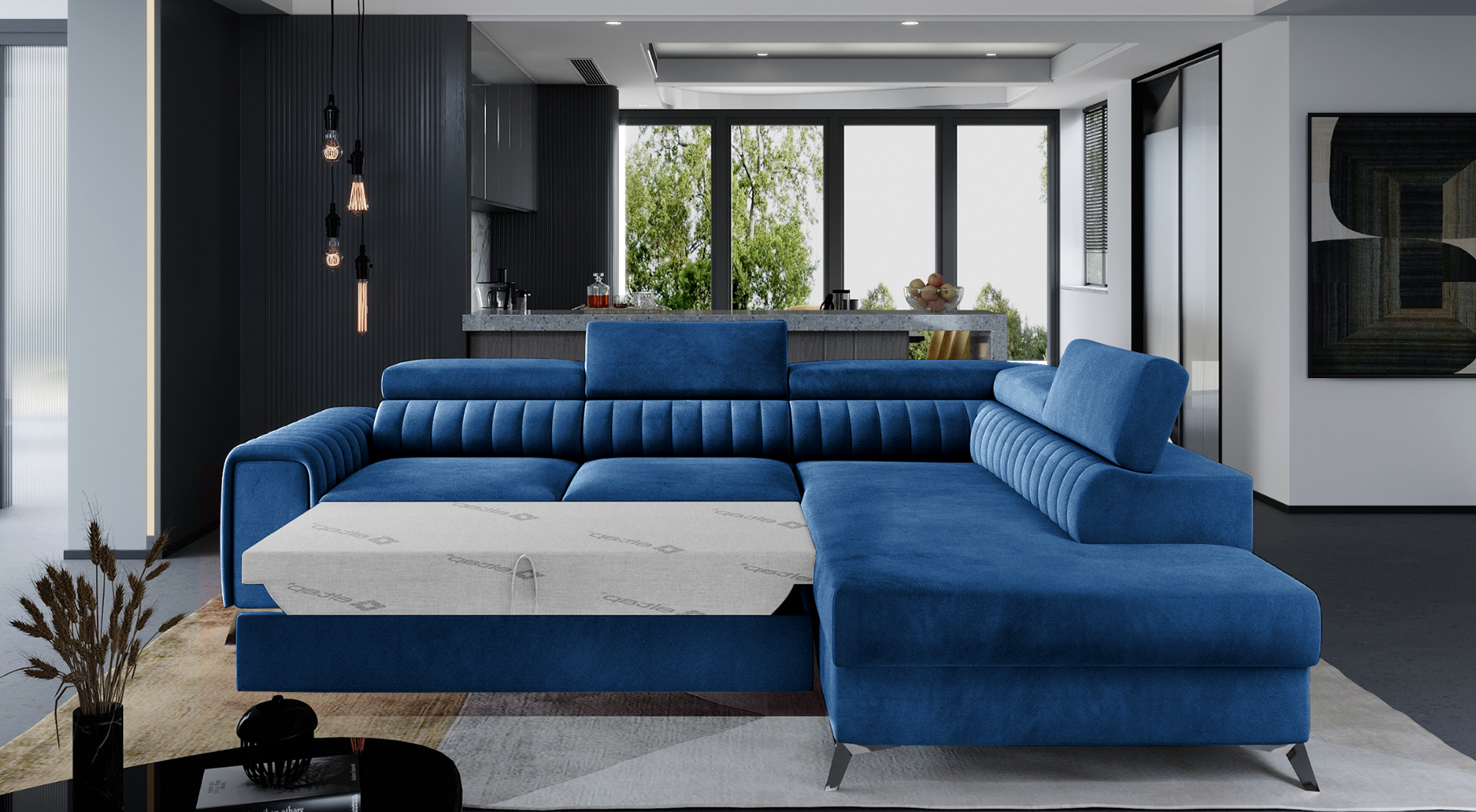 Niebieski narożnik Laurence Kronos 09 w nowoczesnym salonie z dużymi przeszkleniami i elegancką kuchnią w tle. Mebel posiada funkcję spania oraz regulowane zagłówki, zapewniając komfort i funkcjonalność w codziennym użytkowaniu.