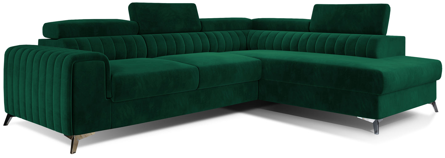 Narożnik Laurence w układzie prawym, tapicerowany tkaniną Kronos 19 zielony, z regulowanymi zagłówkami i eleganckimi metalowymi nogami.