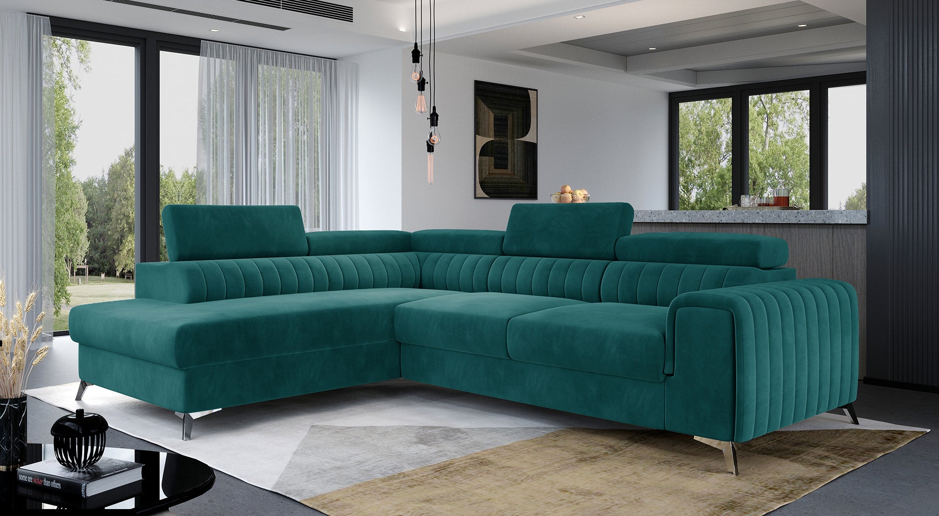Narożnik Laurence w kolorze Mat Velvet 75 zielony, układ lewy, ustawiony w nowoczesnym salonie z dużymi oknami i jasnym wystrojem.