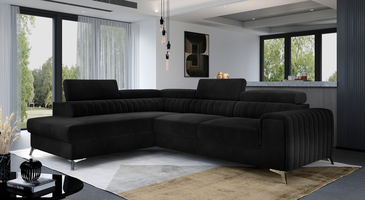 Narożnik Laurence w kolorze Mat Velvet 99 czarny, układ lewy, ustawiony w nowoczesnym salonie z dużymi oknami i minimalistycznym wystrojem.