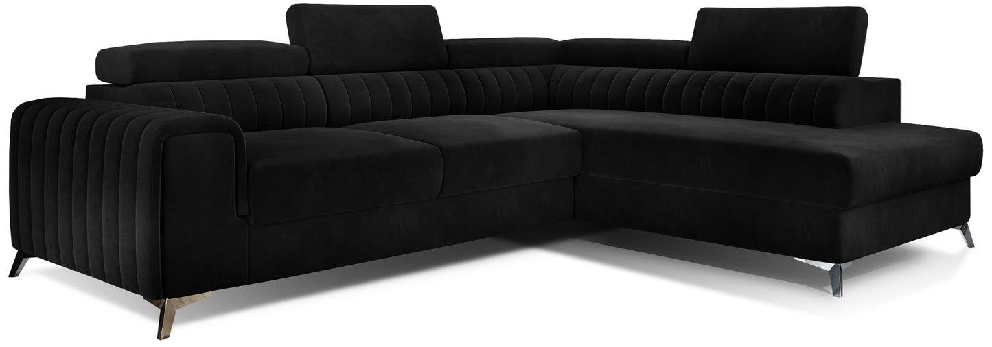 Narożnik Laurence w układzie prawym, tapicerowany tkaniną Mat Velvet 99 czarny, z regulowanymi zagłówkami i eleganckimi metalowymi nogami.