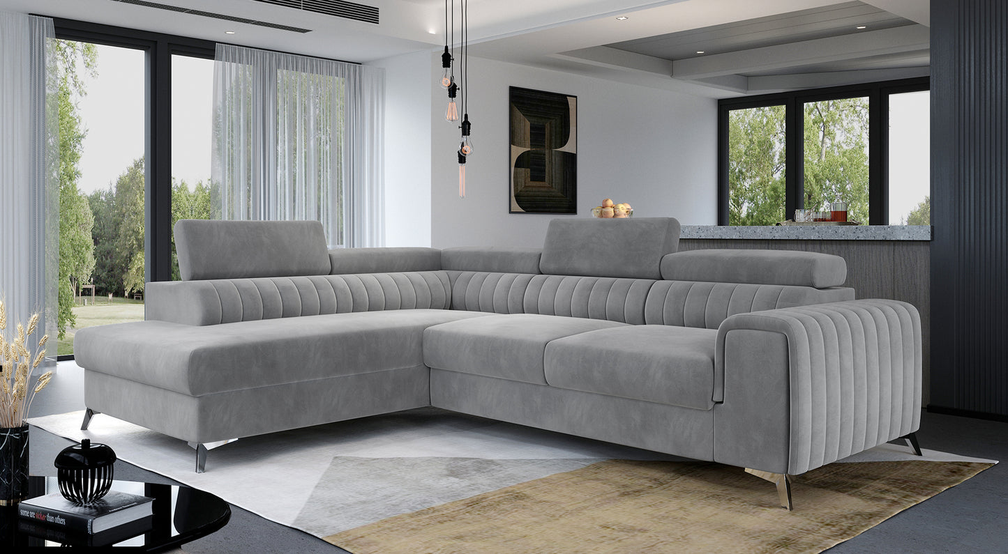 Narożnik Laurence w kolorze Monolith 84 jasnoszary, układ lewy, ustawiony w nowoczesnym salonie z dużymi oknami.