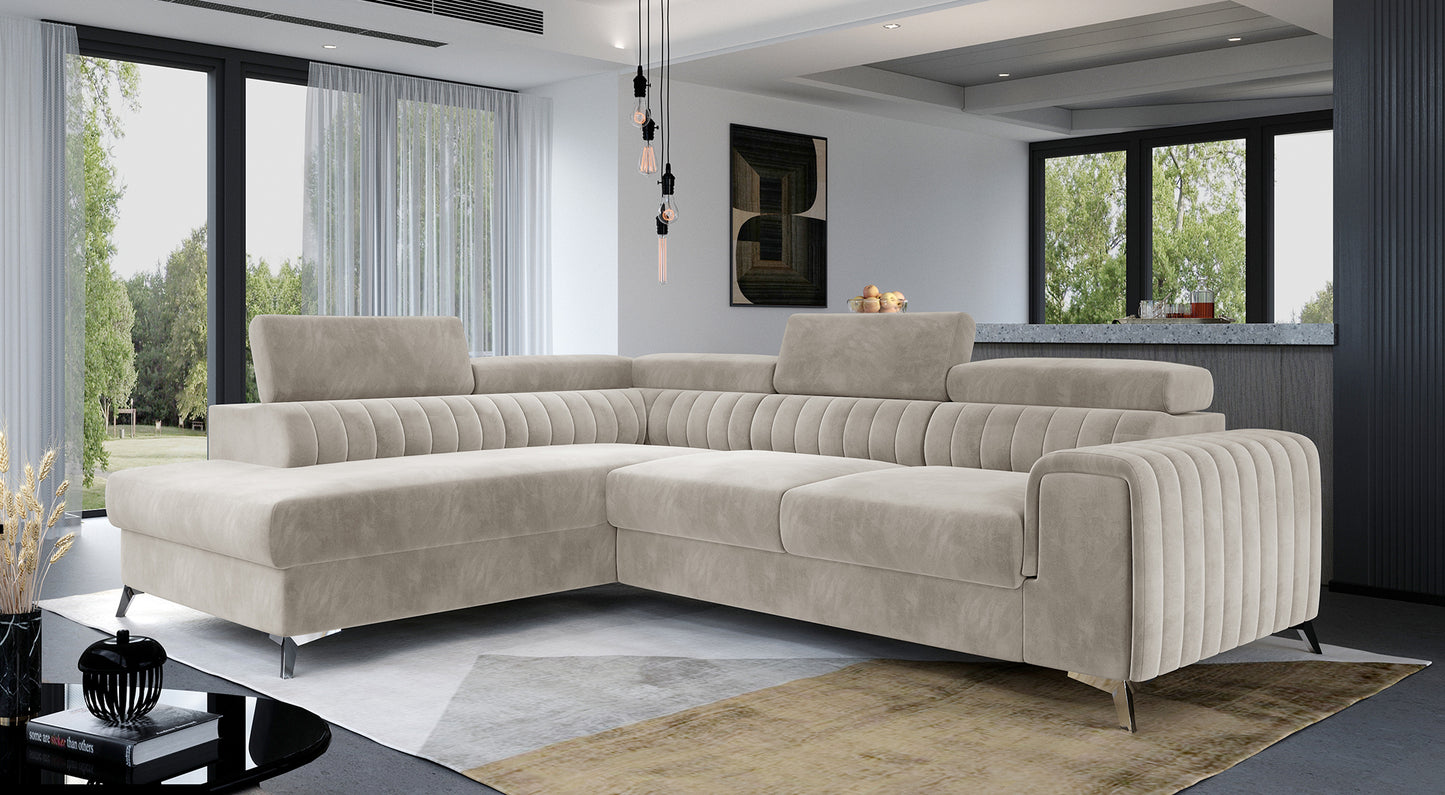 Narożnik Laurence w kolorze Paros 02 beżowy, układ lewy, ustawiony w nowoczesnym salonie z dużymi oknami i jasnym wystrojem.