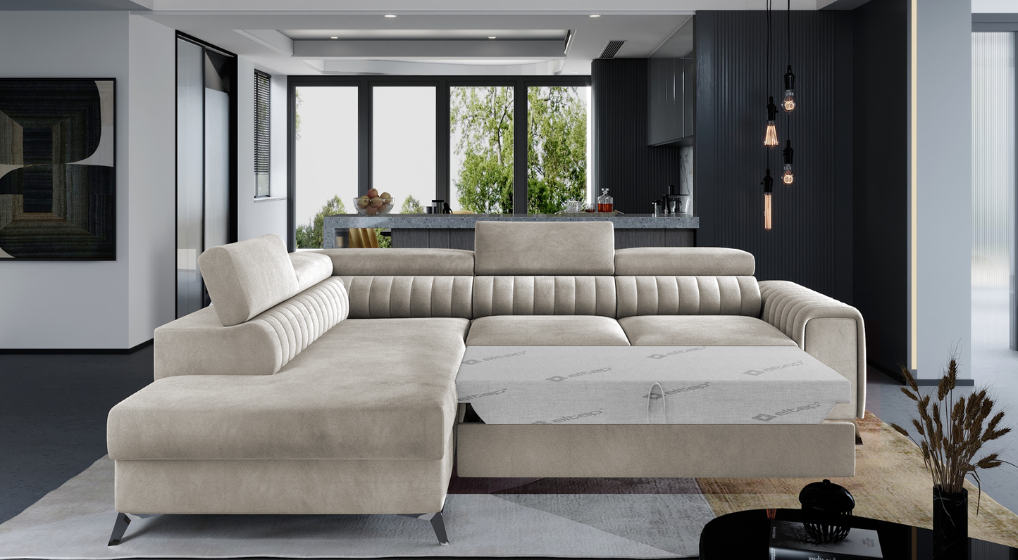 Narożnik Laurence w tkaninie Paros 02 beżowy, układ lewy, rozłożony z funkcją spania zapewniającą komfortowy odpoczynek.