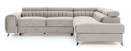 Narożnik Laurence w układzie prawym, tapicerowany tkaniną Paros 02 beżowy, z regulowanymi zagłówkami i eleganckimi metalowymi nogami.