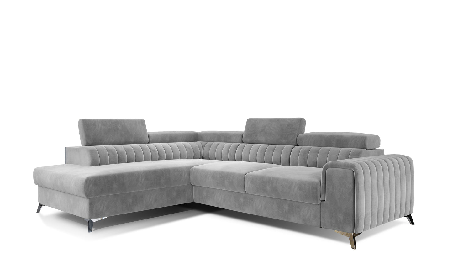Narożnik Laurence w układzie lewym, tapicerowany tkaniną Paros 05 jasnoszary, z regulowanymi zagłówkami i eleganckimi metalowymi nogami.