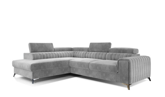 Narożnik Laurence w układzie lewym, tapicerowany tkaniną Paros 05 jasnoszary, z regulowanymi zagłówkami i eleganckimi metalowymi nogami.