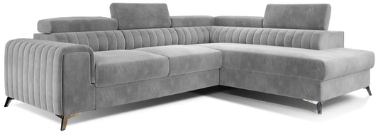 Narożnik Laurence w układzie prawym, tapicerowany tkaniną Paros 05 jasnoszary, z regulowanymi zagłówkami i eleganckimi metalowymi nogami.