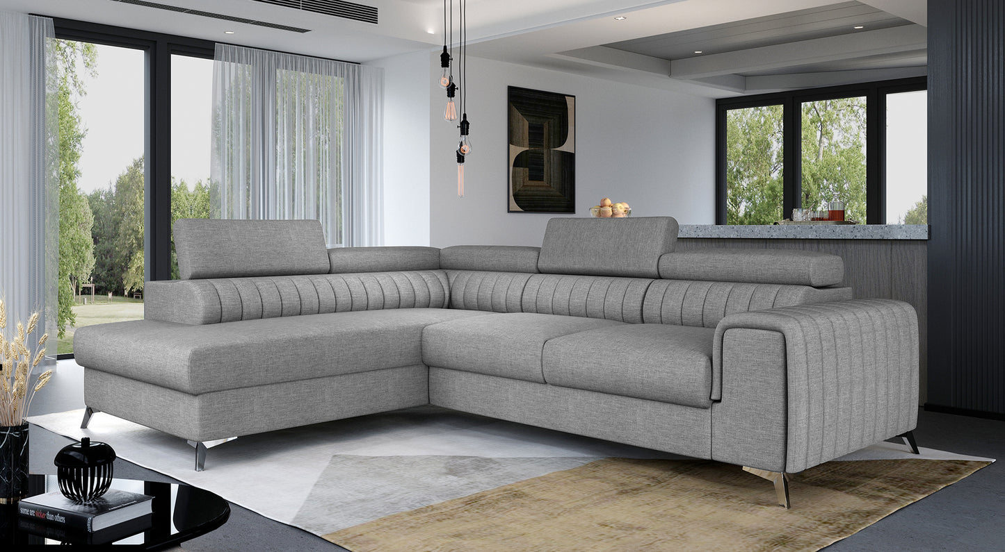 Narożnik Laurence w kolorze Sawana 21 szary, układ lewy, ustawiony w nowoczesnym salonie z dużymi oknami i jasnym wystrojem.
