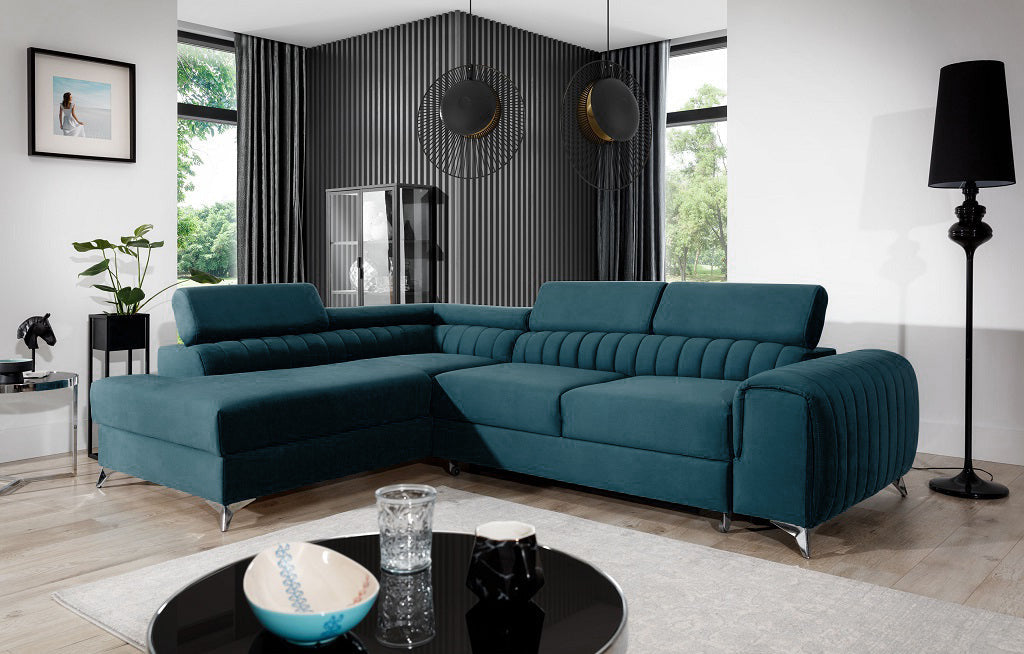 Narożnik Laurence w kolorze Sawana 21 niebieski, układ lewy, ustawiony w przestronnym salonie z dużymi oknami i nowoczesnym wystrojem.