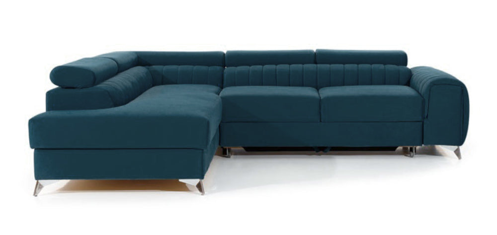 Narożnik Laurence w układzie lewym, tapicerowany tkaniną Sawana 21 niebieski, z regulowanymi zagłówkami i eleganckimi metalowymi nogami.