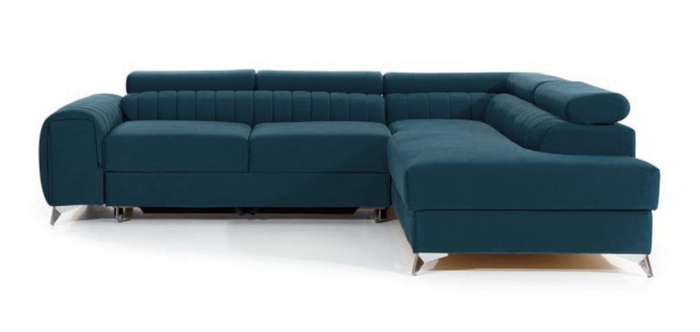 Narożnik Laurence w układzie prawym, tapicerowany tkaniną Solar 77 niebieski, z regulowanymi zagłówkami i eleganckimi metalowymi nogami.