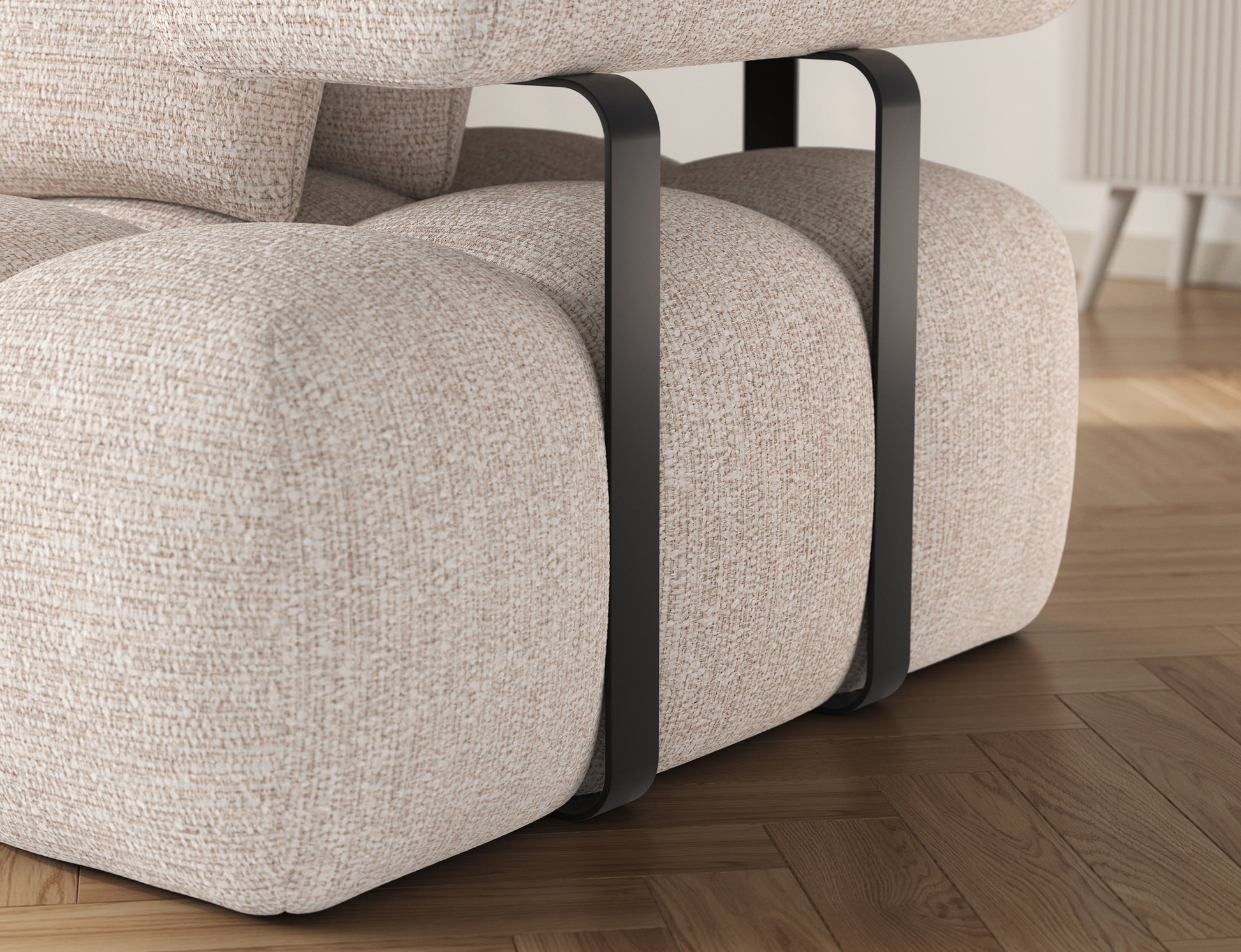 Zdjęcie prezentuje detal narożnika Levvi w tkaninie Bazalt 18 beżowy – widoczne są czarne metalowe elementy oraz staranne wykończenie tapicerki.