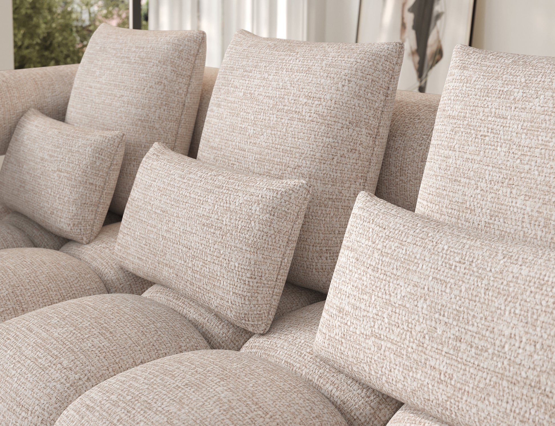 Na zdjęciu widać fragment narożnika Levvi w tkaninie Bazalt 18 beżowy – ujęcie poduszek dekoracyjnych oraz miękkiego siedziska, które podkreślają komfort i elegancję mebla.