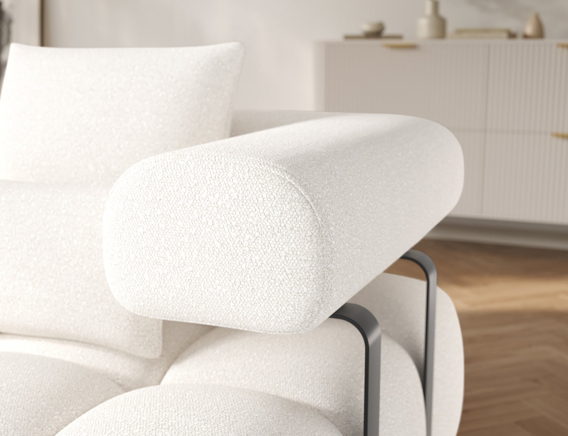 Detal zaokrąglonego podłokietnika narożnika Levvi w tkaninie Jaffray 01 biały – połączenie nowoczesnego designu i wygody.