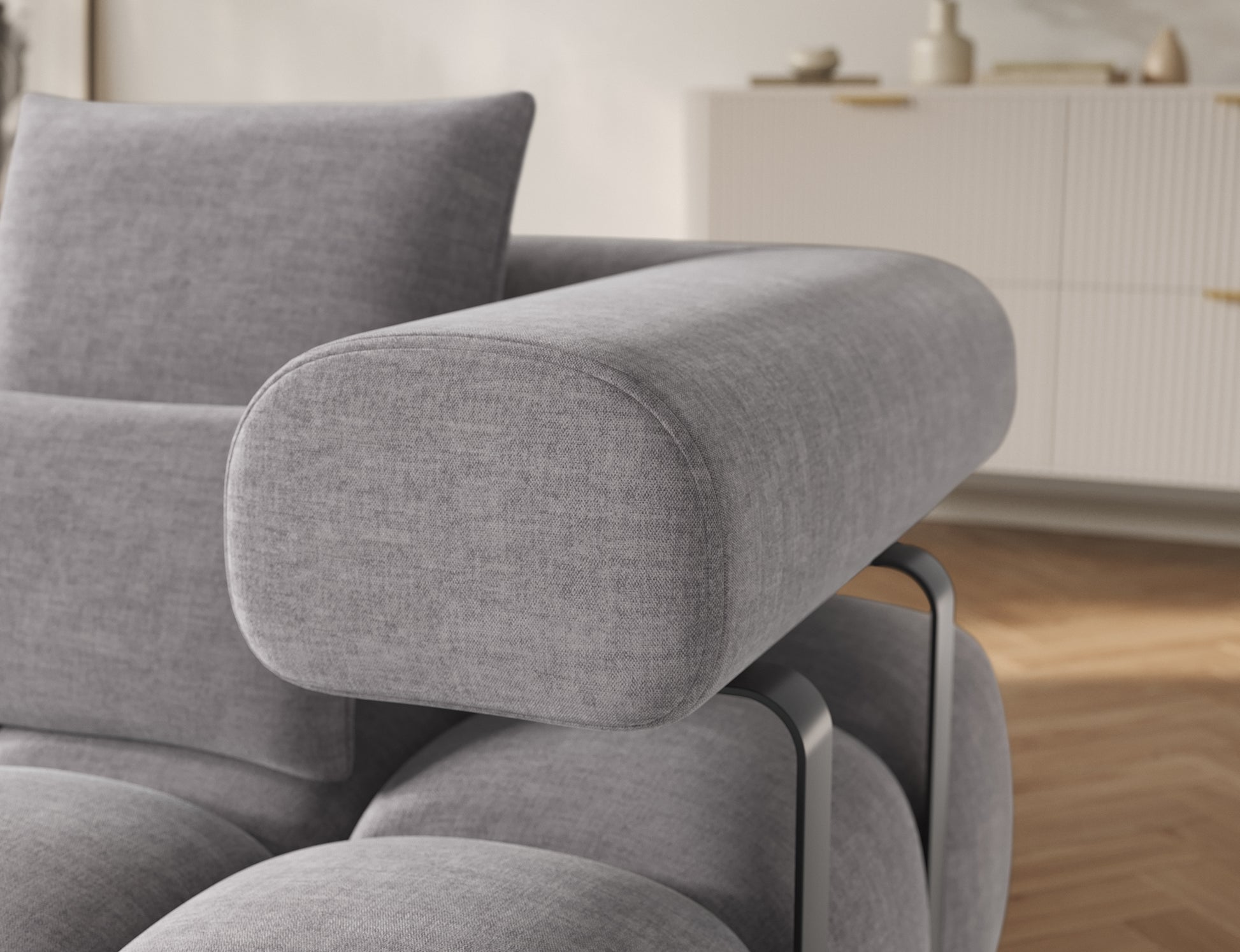 Detal podłokietnika narożnika Levvi ELTAP w jasnoszarym welurze easy clean, miękka tapicerka i metalowe czarne nóżki