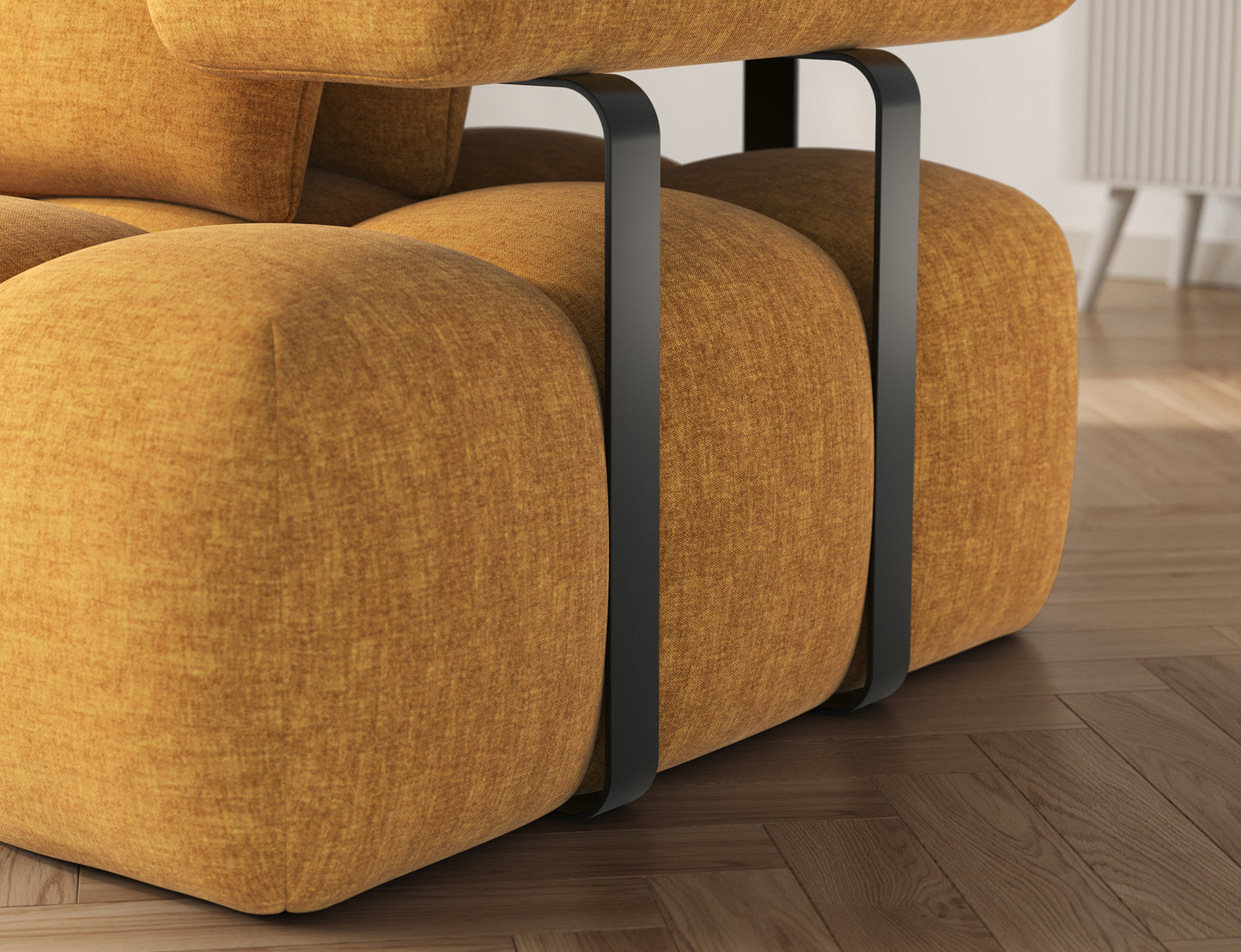 Detal narożnika Levvi lewego w tkaninie Manhattan 45 żółty, podkreślający solidne przeszycia i miękkość siedziska.