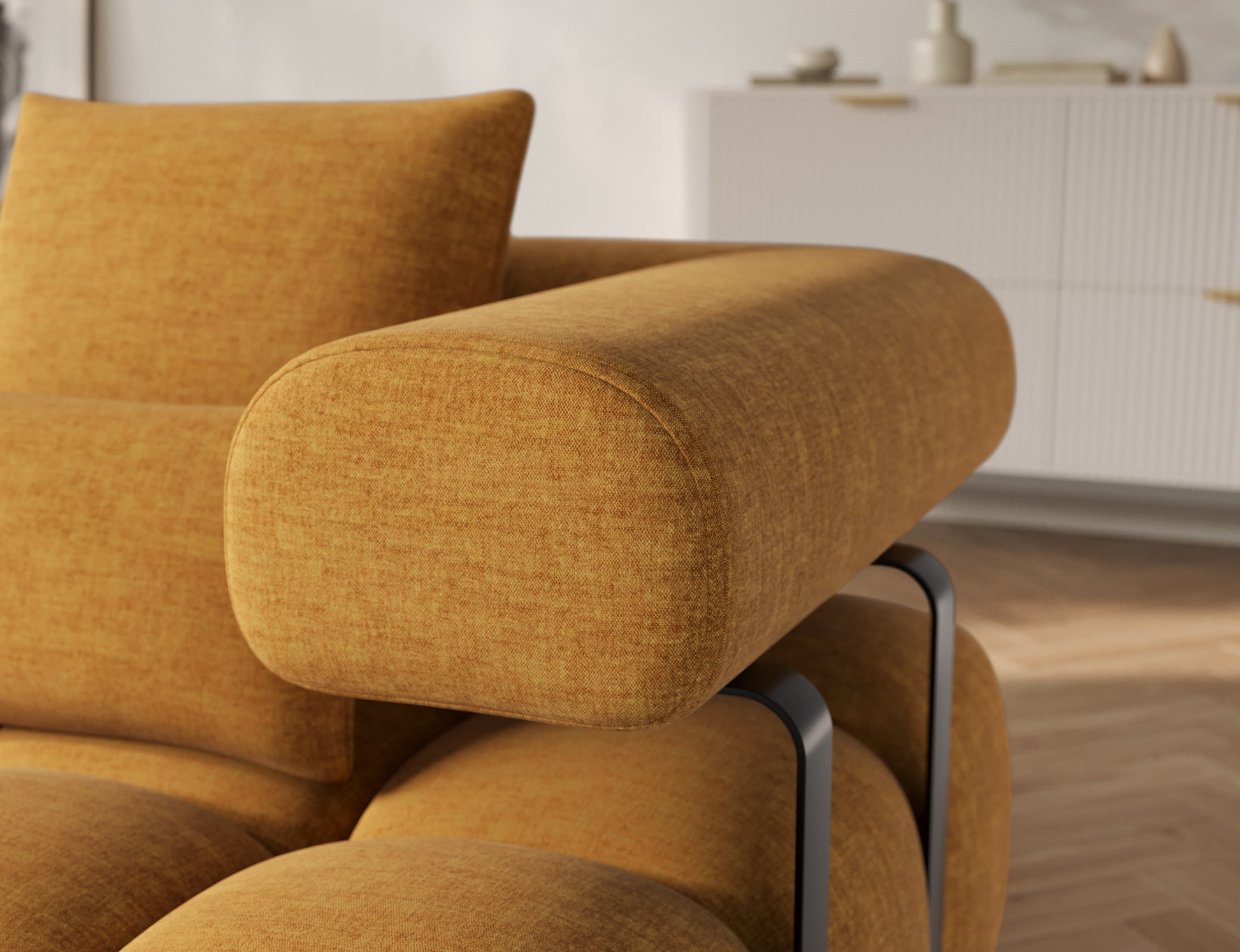 Zbliżenie podłokietnika narożnika Levvi lewego Manhattan 45 żółty, masywna forma i metalowe elementy konstrukcyjne.