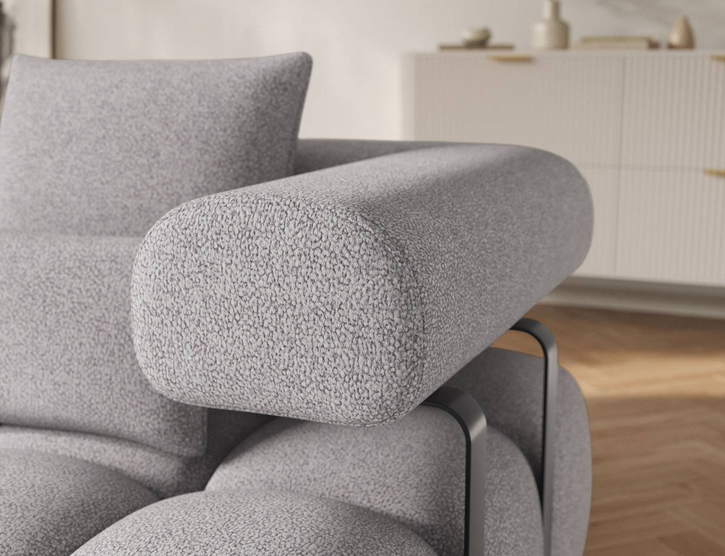Zbliżenie na podłokietnik narożnika Levvi lewy Paolli 04 szary – nowoczesna forma z metalowymi elementami i miękkim obiciem.