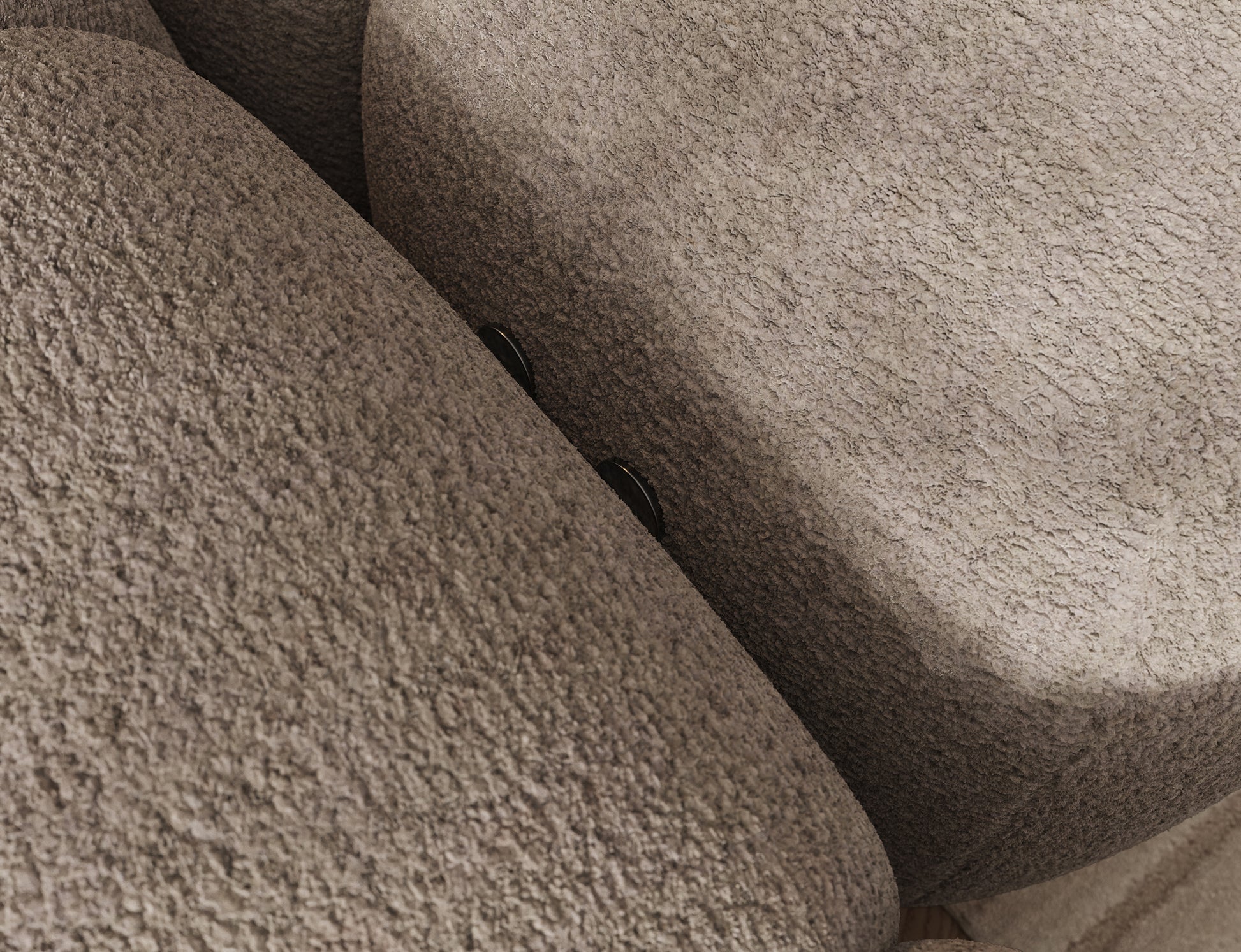 Narożnik Levvi lewy Royal 18 jasnobeżowy miękka boucle, detal przycisków sterujących funkcją Relax dyskretnie wkomponowanych w siedzisko.