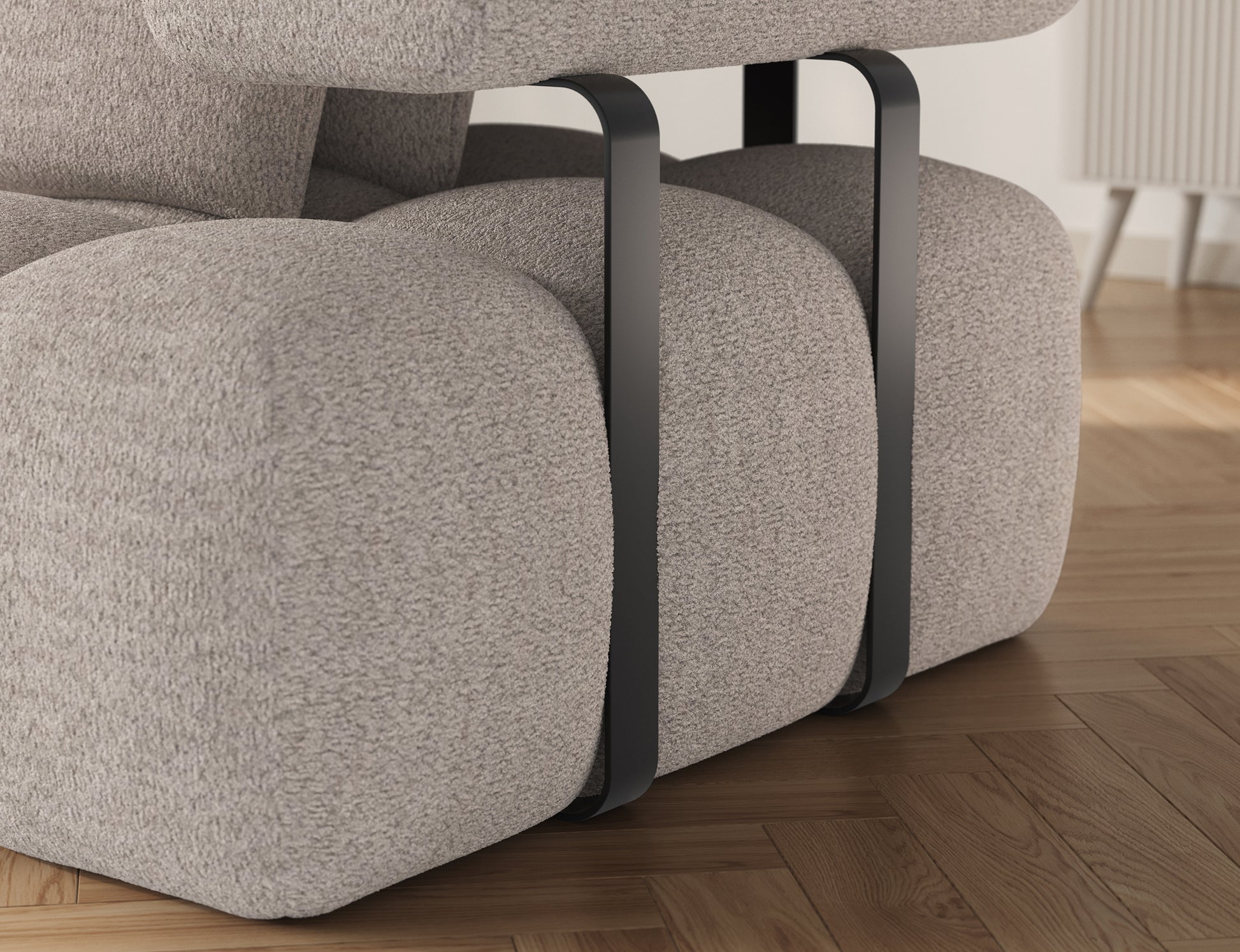 Narożnik Levvi lewy Royal 18 jasnobeżowy miękka boucle, zbliżenie na czarne nogi z tworzywa sztucznego stabilizujące konstrukcję.