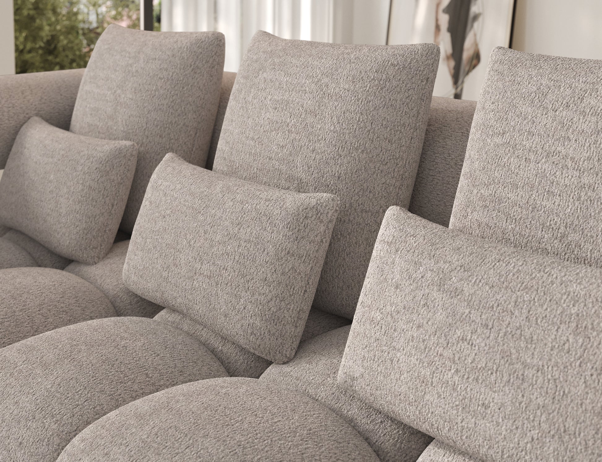 Narożnik Levvi lewy Royal 18 jasnobeżowy miękka boucle, detal miękkich poduszek oparciowych podkreślających komfort wypoczynku.