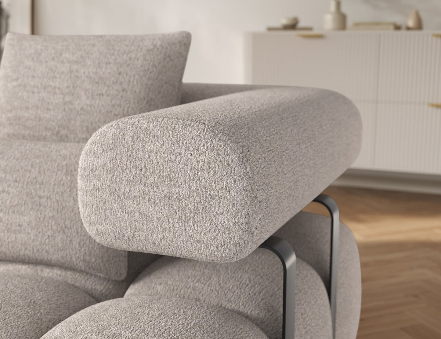 Narożnik Levvi lewy Royal 18 jasnobeżowy miękka boucle, detal podłokietnika o zaokrąglonym kształcie i czarnym wsporniku.