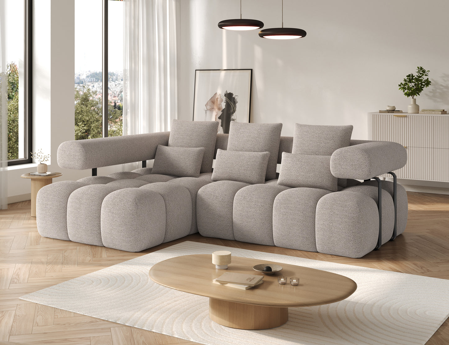 Narożnik Levvi lewy Royal 18 jasnobeżowy miękka boucle, widok skośny, nowoczesny design z funkcją spania Relax i dekoracyjnymi poduszkami.