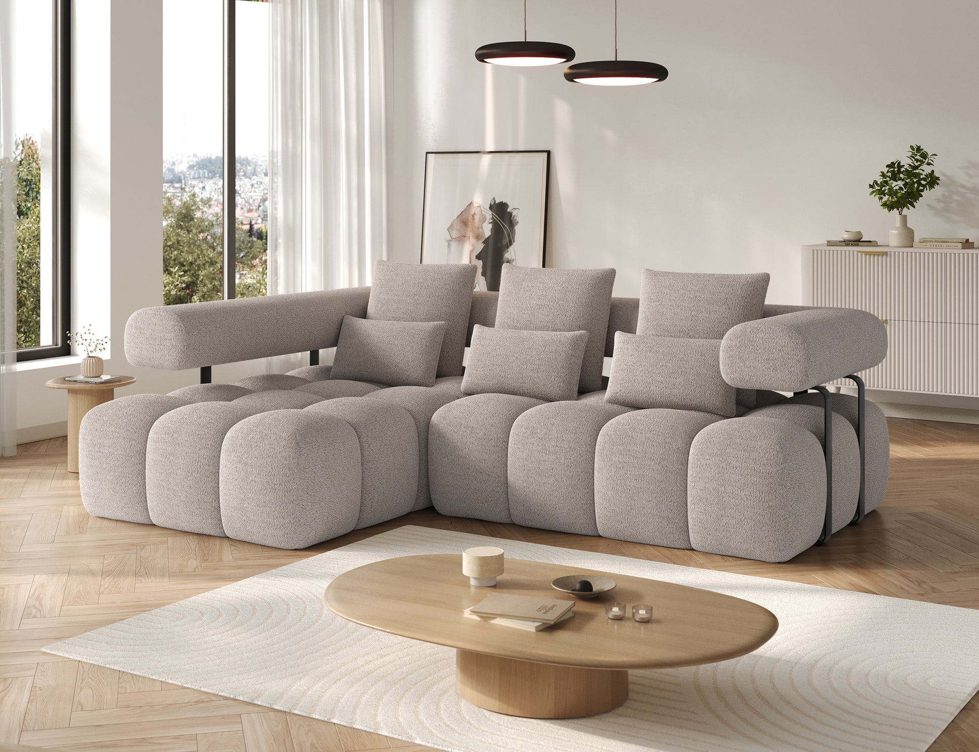 Narożnik Levvi lewy Royal 18 jasnobeżowy miękka boucle, widok skośny, nowoczesny design z funkcją spania Relax i dekoracyjnymi poduszkami.