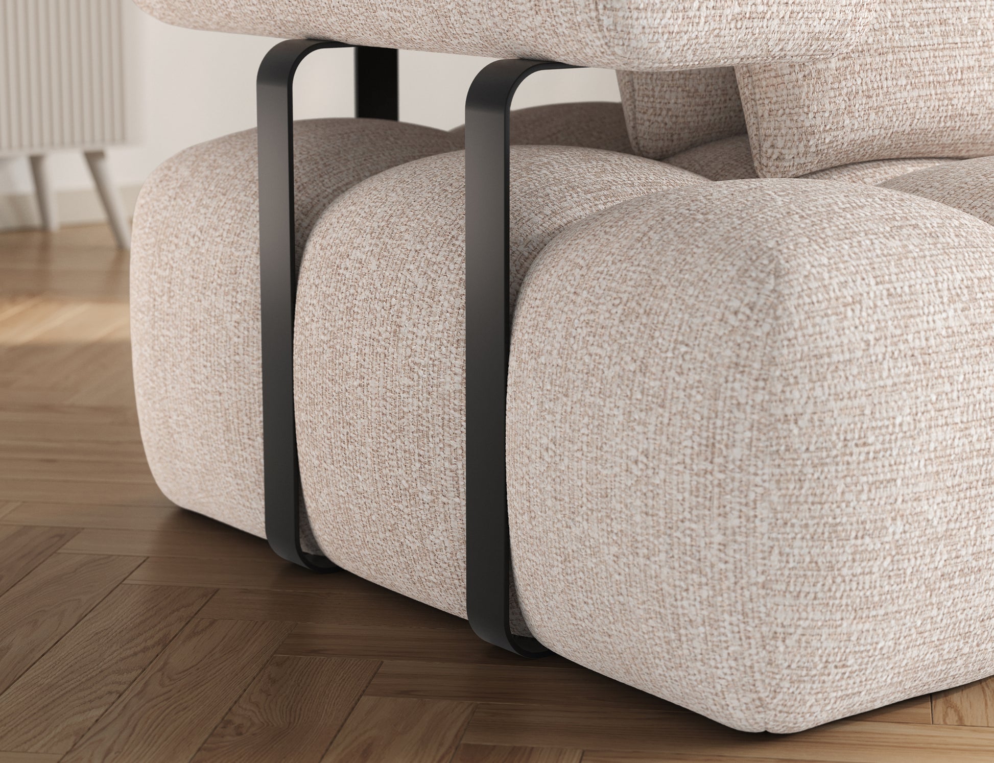 Detal nóg narożnika Levvi prawy w tkaninie Bazalt 18 beżowy – czarne elementy konstrukcji i eleganckie wykończenie mebla z funkcją Relax