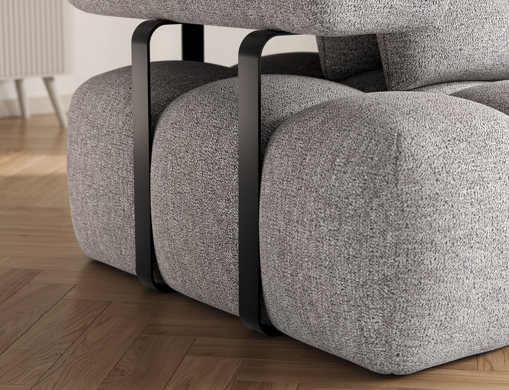 Detal podłokietnika narożnika Levvi prawy ELTAP w tkaninie boucle Coralline 03 szaro-czarnej, czarne nogi metalowe.