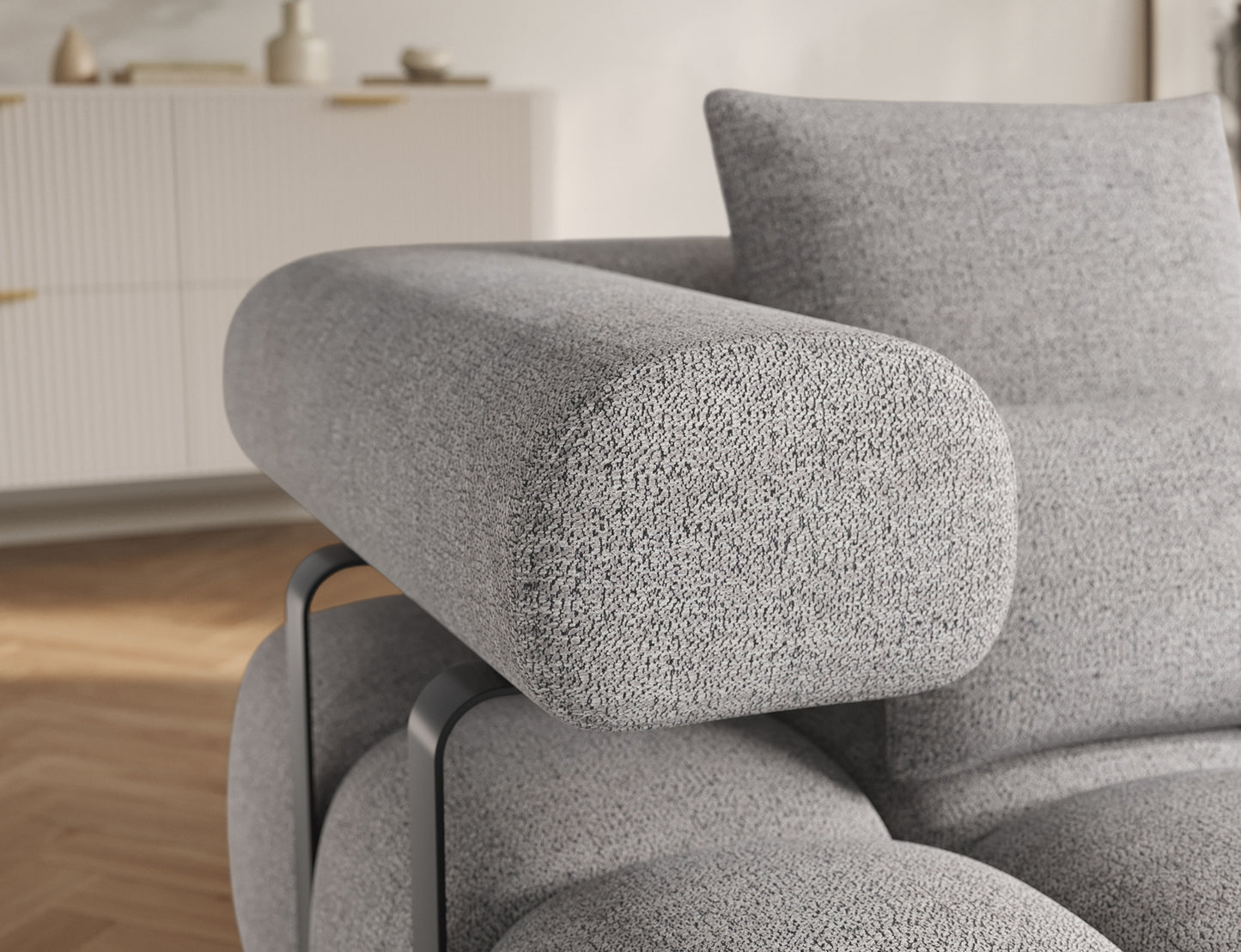 Detal podłokietnika narożnika prawy Levvi ELTAP, tkanina boucle Coralline 03 szaro-czarna, metalowe czarne nogi.