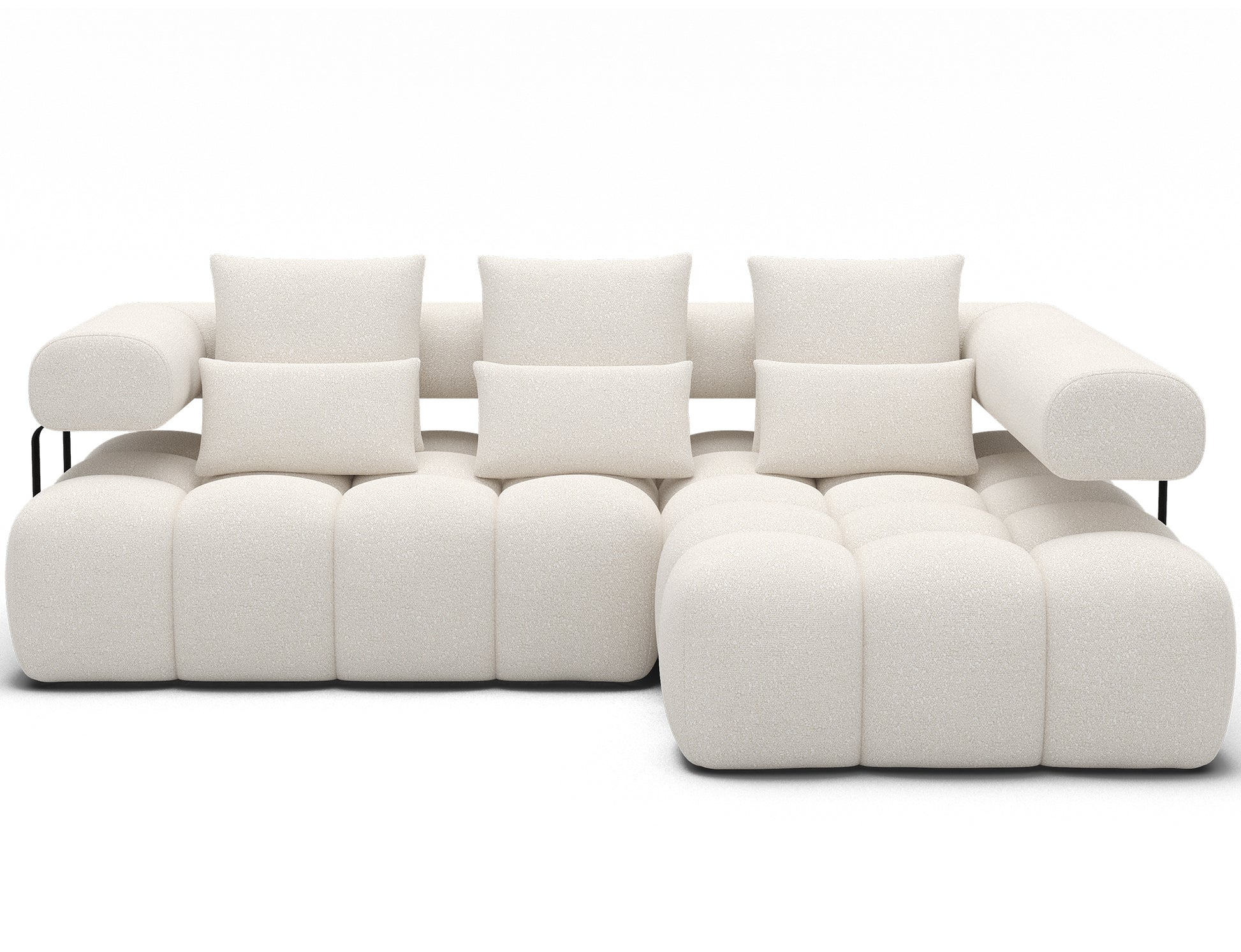 Frontowy widok narożnika Levvi prawy Jaffray 01 w tkaninie boucle, biała sofa z poduszkami i designerskimi metalowymi elementami.