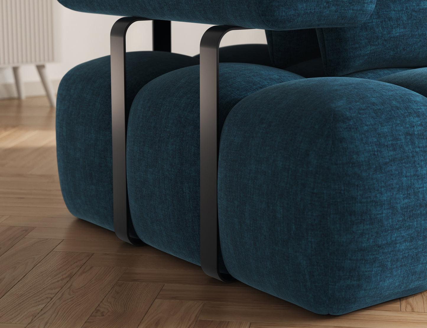 Zbliżenie na metalowe czarne nogi narożnika Levvi Manhattan 40, elegancki kontrast z granatową tapicerką o wyraźnej fakturze.