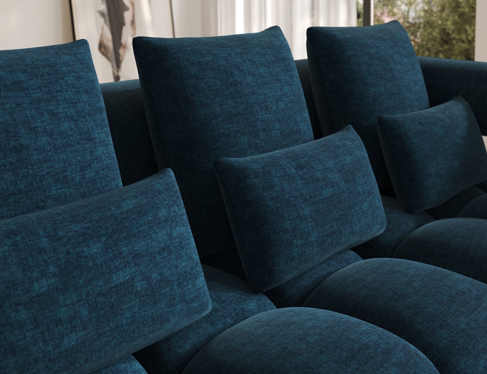 Zbliżenie na miękkie poduszki narożnika Levvi ELTAP w granatowej tkaninie Manhattan 40, komfortowy i przytulny efekt wizualny.