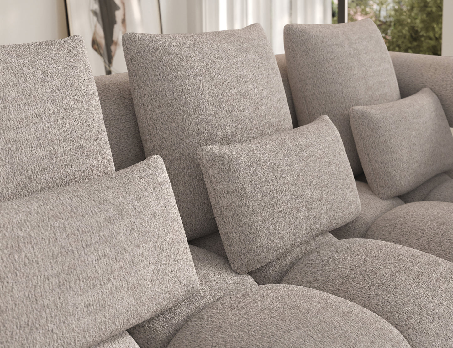 Zbliżenie na miękkie poduszki oparciowe narożnika Levvi prawy ELTAP w jasnobeżowej boucle, komfortowy design z funkcją Relax