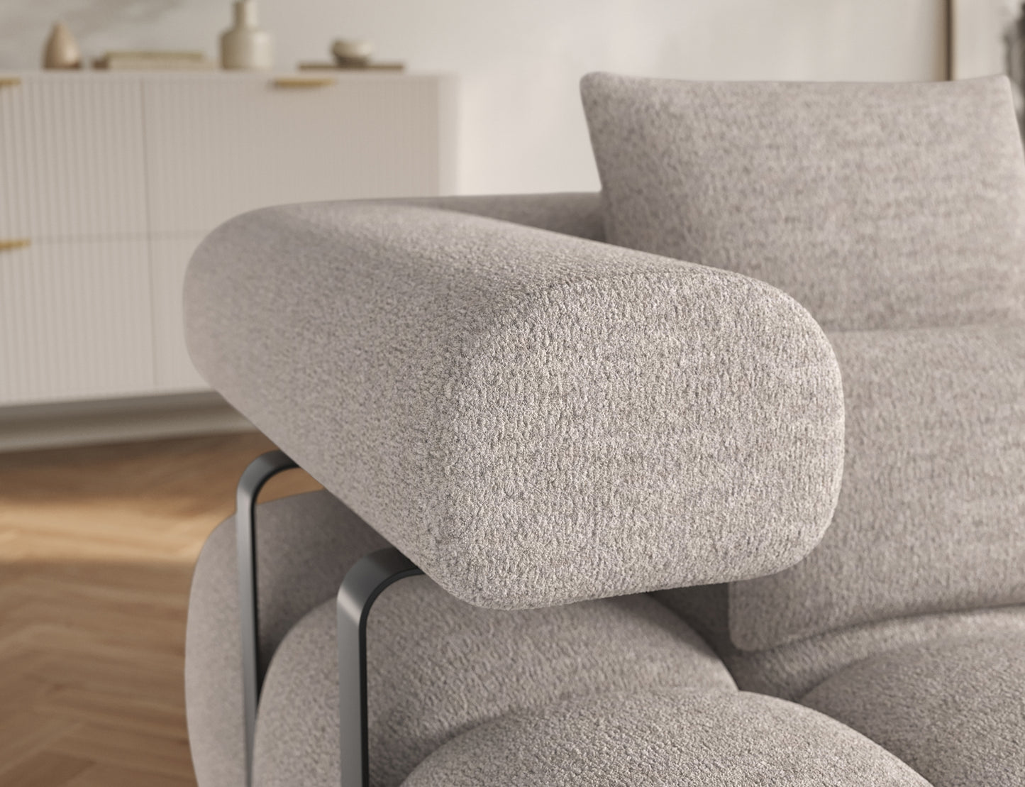 Detal podłokietnika narożnika prawego Levvi ELTAP w jasnobeżowej miękkiej boucle, nowoczesne wykończenie i czarne metalowe nogi