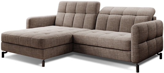 Narożnik Lorelle w kolorze Berlin 03 ciemnobeżowy, układ lewy, widok na całość mebla z pikowanym siedziskiem i oparciem.