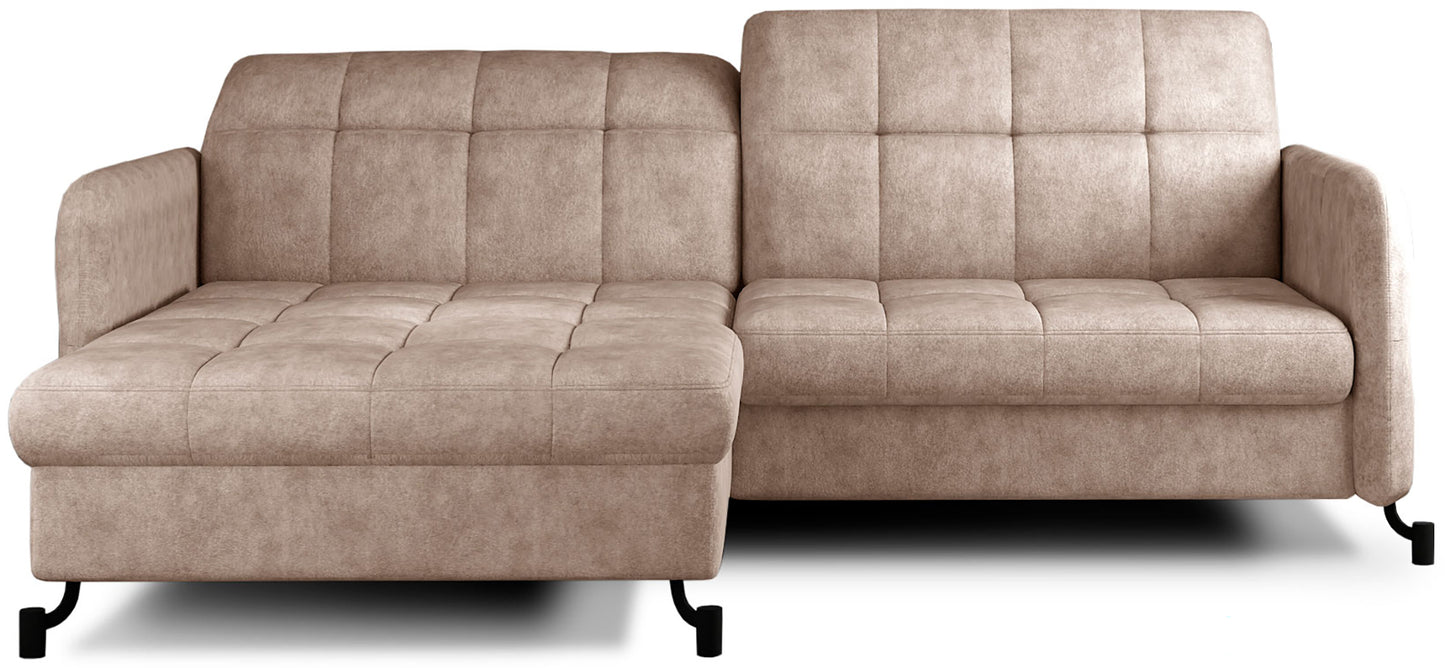 Narożnik Lorelle w układzie lewym, tapicerowany tkaniną Dora 21 w kolorze beżowym, widok studyjny na białym tle.