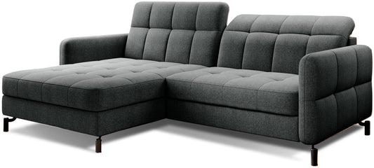 Narożnik Lorelle w kolorze Inari 96 ciemnoszary, układ lewy, widok studyjny na sofę z pikowanymi siedziskami i oparciami.