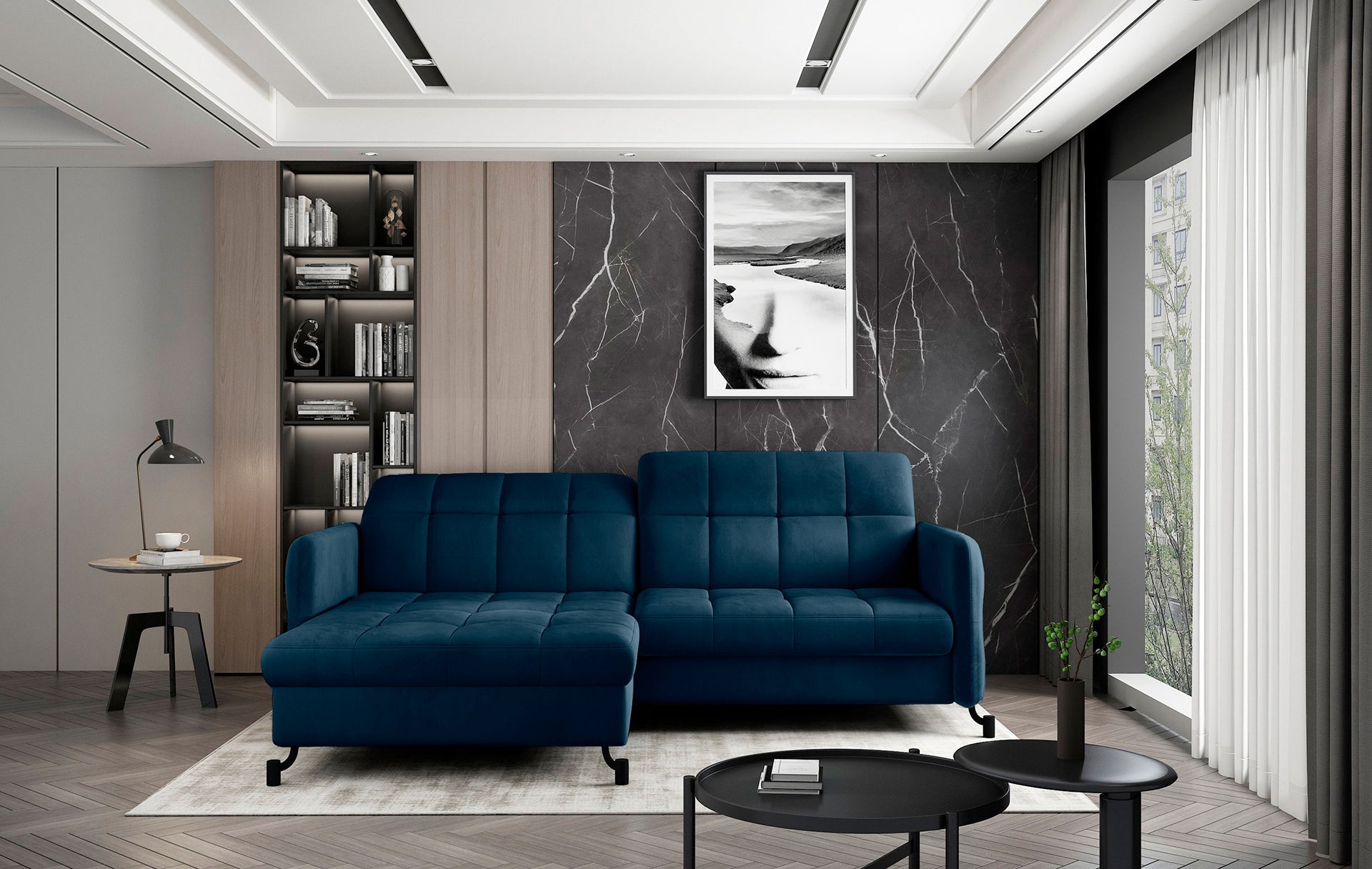 Granatowy narożnik Lorelle Kronos 09 w układzie lewym ustawiony w eleganckim salonie z ciemną ścianą dekoracyjną i biblioteczką.