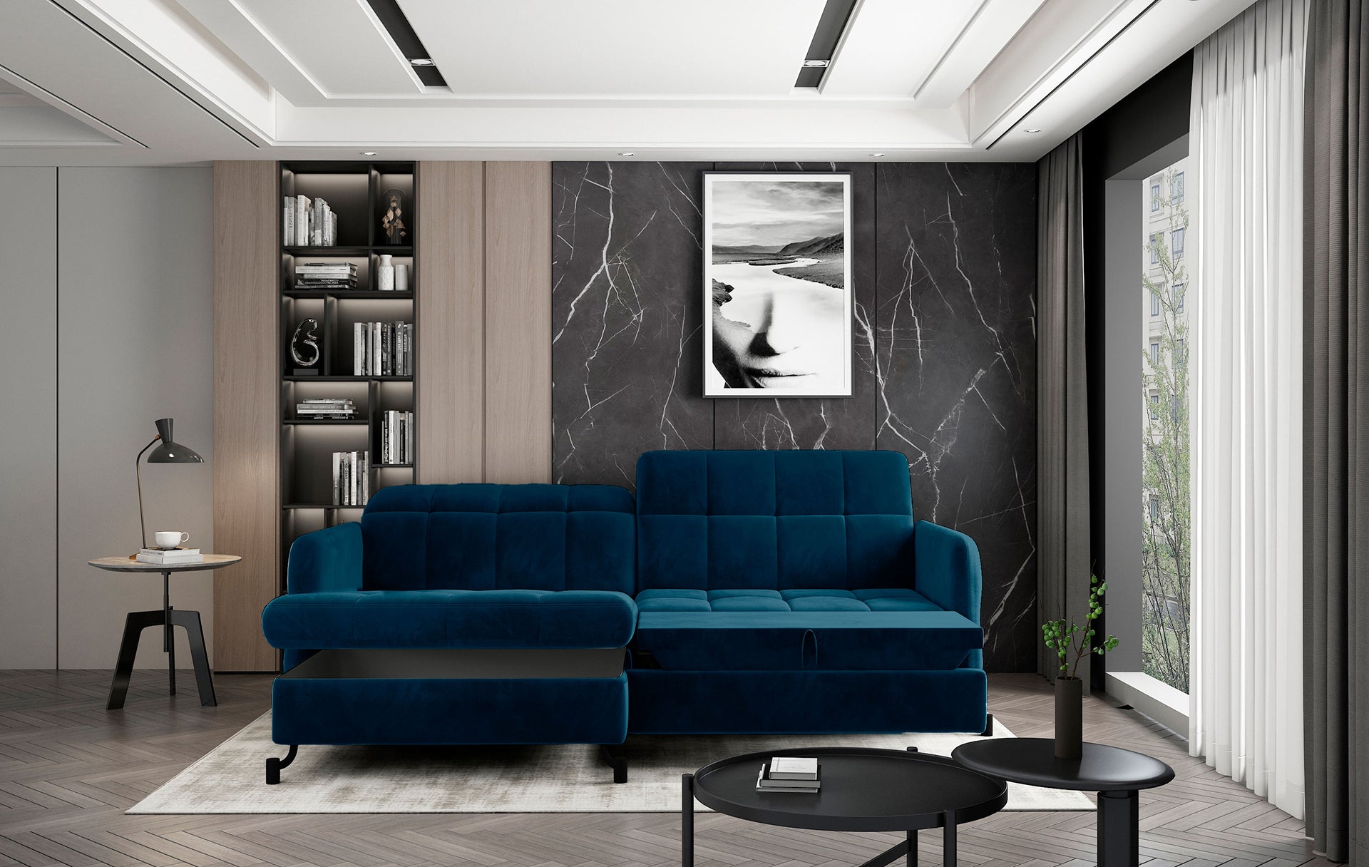 Elegancki narożnik Lorelle Monolith 77 niebieski w układzie lewym w nowoczesnym wnętrzu z ciemną dekoracyjną ścianą i regałem z książkami.