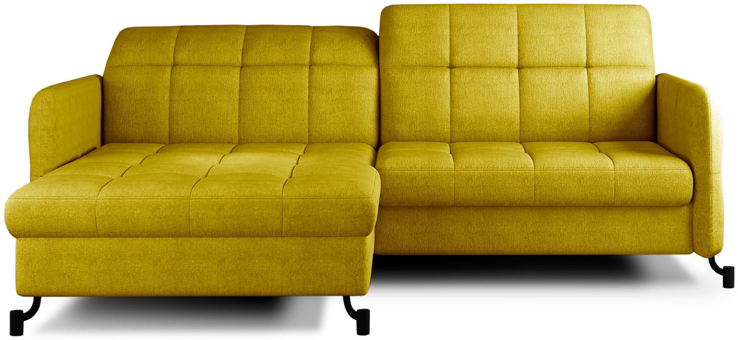 Narożnik Lorelle w układzie lewym, tapicerowany tkaniną Omega 68 w intensywnym żółtym kolorze, widok na sofę na białym tle.