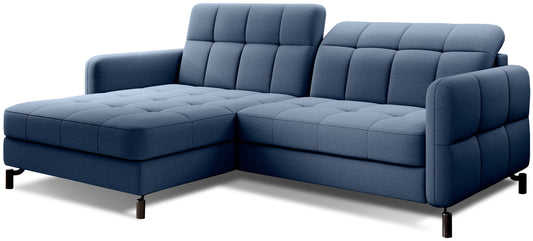 Narożnik Lorelle w kolorze Omega 86 jasnoniebieski, układ lewy, widok studyjny na białym tle, nowoczesna forma z pikowanym siedziskiem i oparciem.