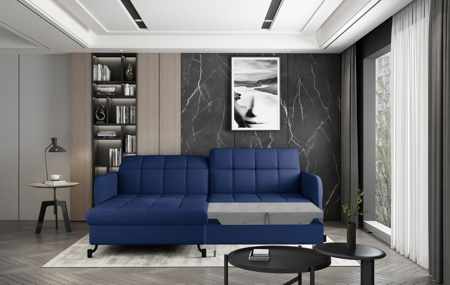 Narożnik Lorelle w kolorze Solar 79 granatowy, układ lewy, zaprezentowany w salonie w funkcji spania z wysuniętą powierzchnią.